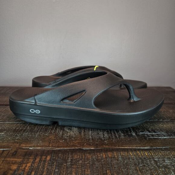 NEW Oofos Ooriginal Mens Size 10 Recovery Slip-On Flip Flops Beach Sandals Black - Picture 1 of 12